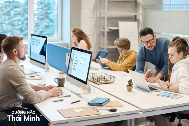 Ảnh minh họa sử dụng thiết bị điện tử gây mất tập trung