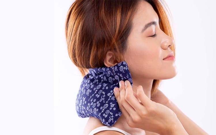 Chườm nóng giúp làm dịu cơn đau vùng vai gáy tức thì