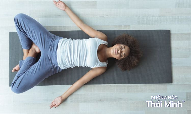 Giao hòa giữa động tác giãn hông và thư giãn tinh thần