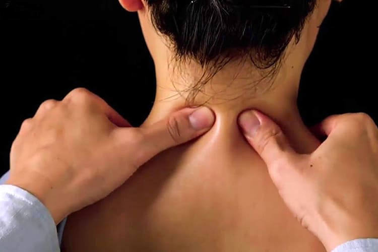 Massage cổ và vai giúp giảm căng thẳng tức thì tại nhà
