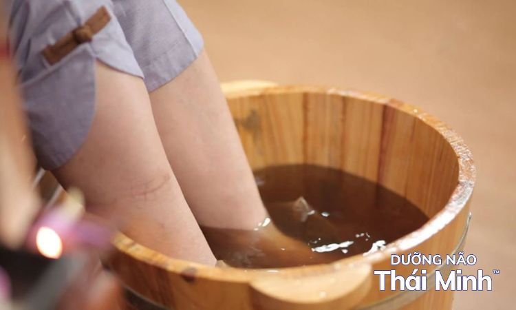 Ngâm chân với gừng tươi