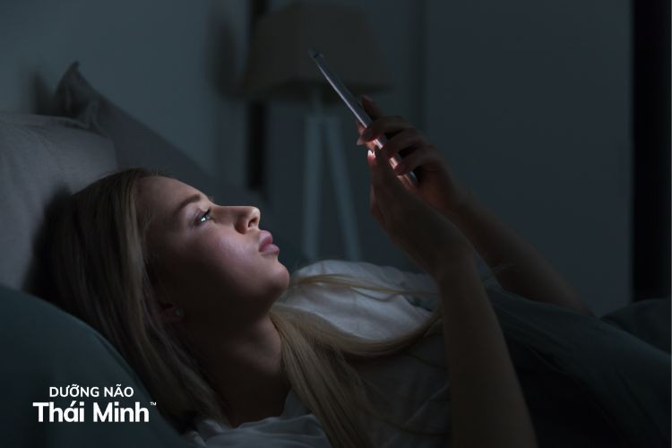Sử dụng nhiều thiết bị điện tử khiến người trẻ dễ mất tập trung